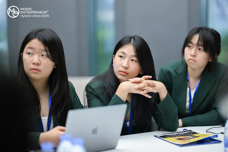 MEC现场围桌交流的学生