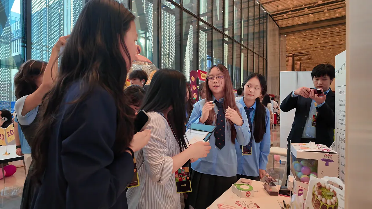商赛现场的展位交流与方案展示。