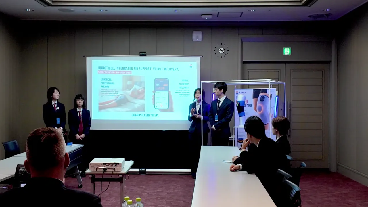 学生在商赛中进行团队陈述与答辩。